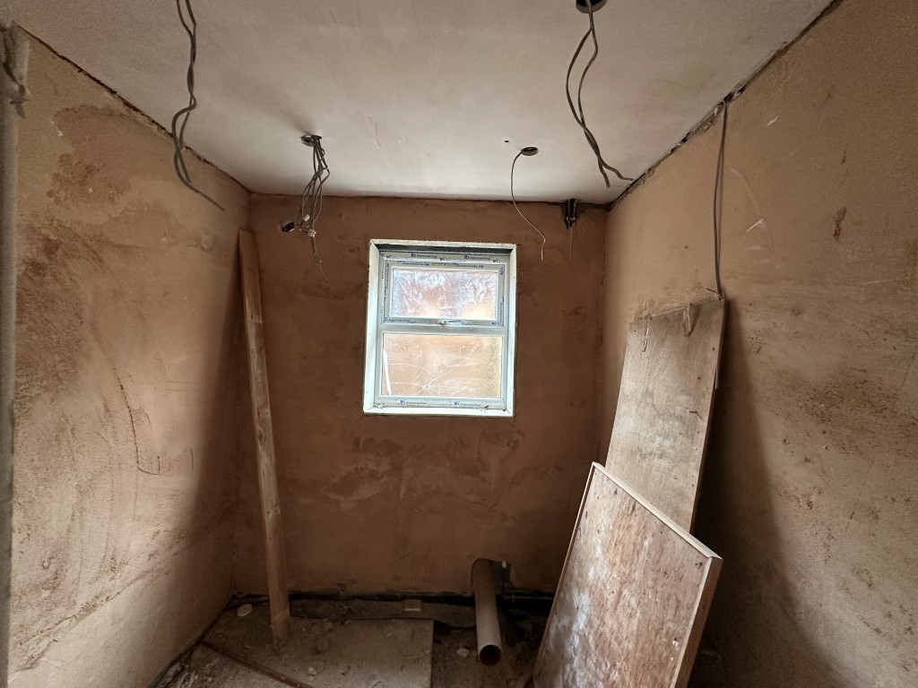 Lot: 127 - FOUR-BEDROOM DETACHED HOUSE IN NEED OF WORKS - Ground Floor Room